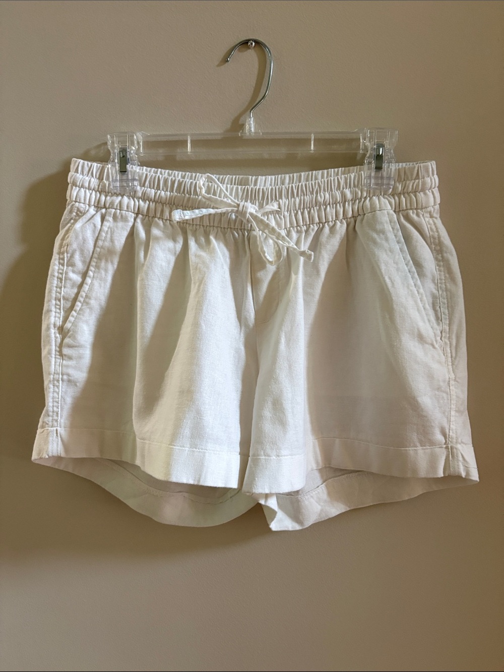 Women's White Drawstring Linen-Blend Shorts